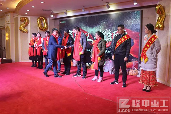 董事长白友斌及总经理白利明先生对开云体育y秀员工进行表彰