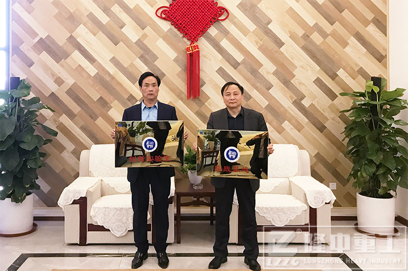 开云体育L导人与河科大负责人合照