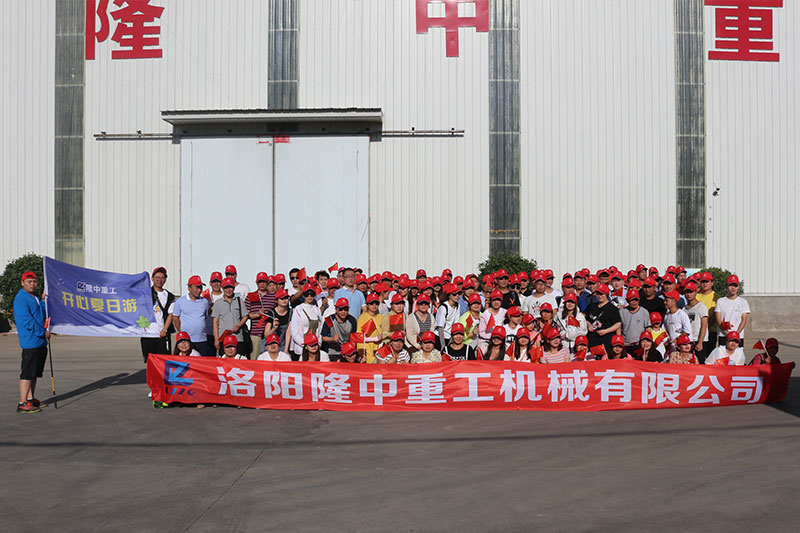 开云体育全体在厂门口合影